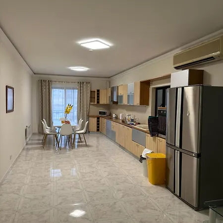 Spacious Airy Penthouse Near Bugibba Square شقة