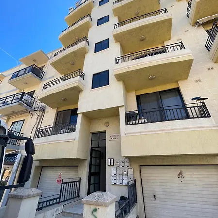 Spacious Airy Penthouse Near Bugibba Square شقة