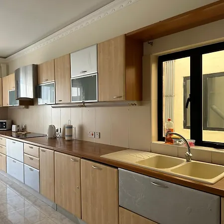 Spacious Airy Penthouse Near Bugibba Square شقة