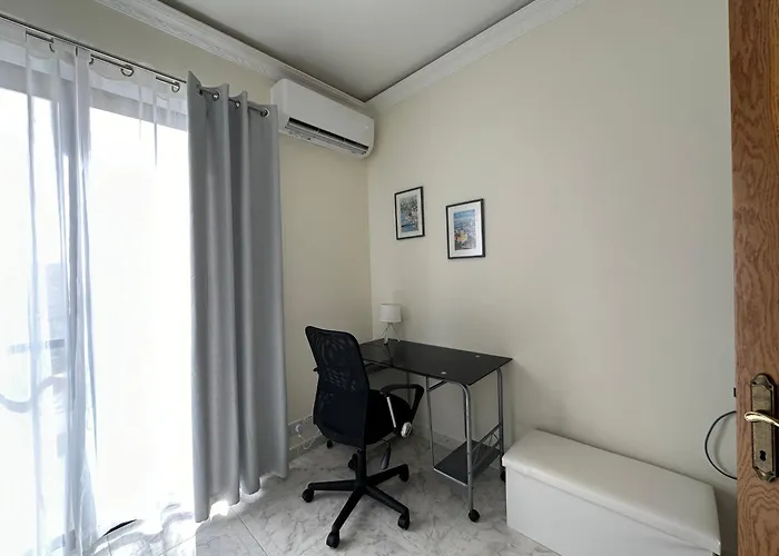 Spacious Airy Penthouse Near Bugibba Square *