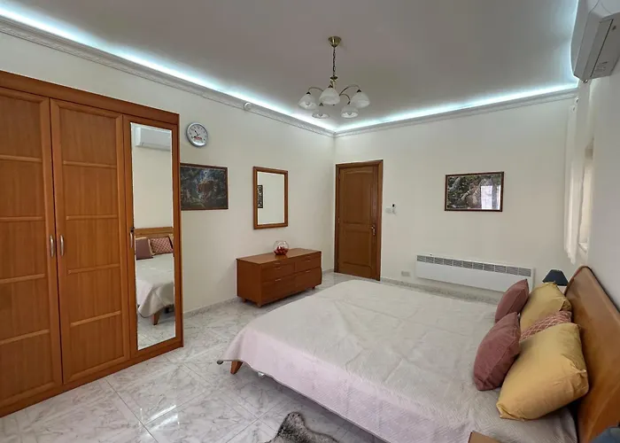 Spacious Airy Penthouse Near Bugibba Square *