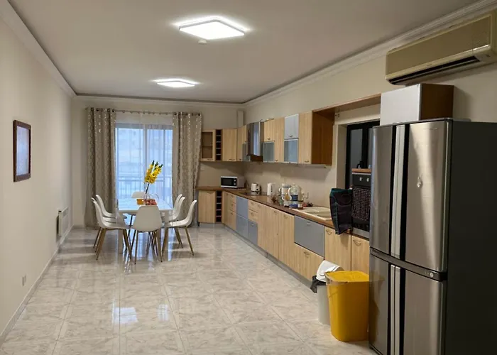 Spacious Airy Penthouse Near Bugibba Square Apartamento