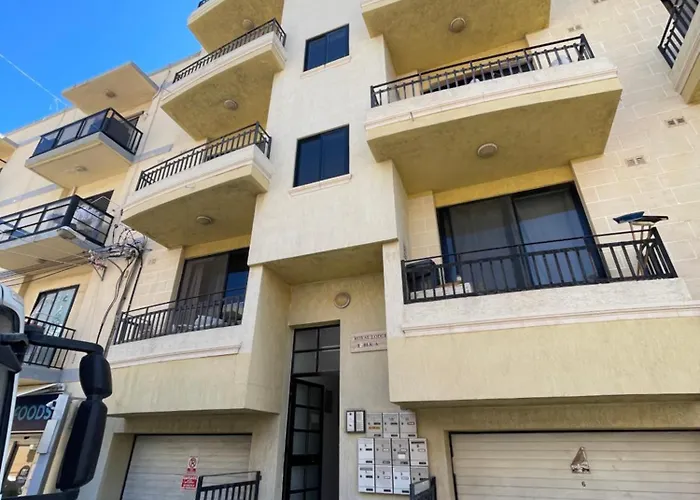 Spacious Airy Penthouse Near Bugibba Square Apartament