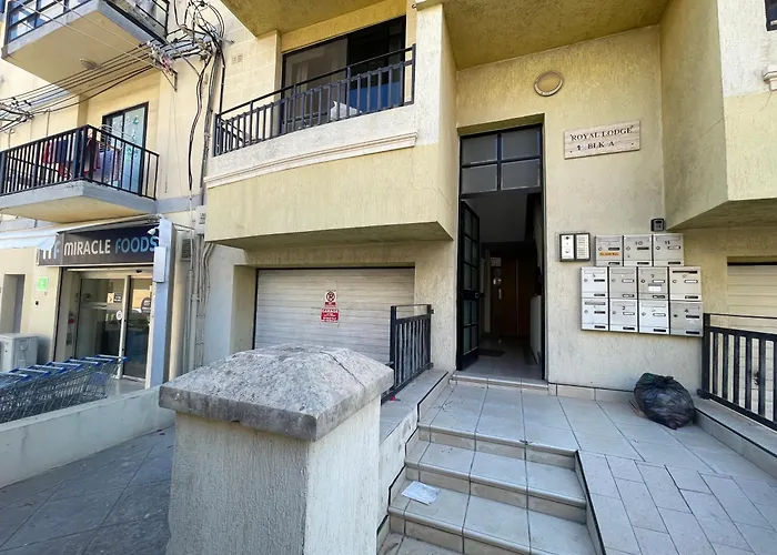 Spacious Airy Penthouse Near Bugibba Square Apartamento