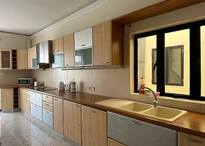 Spacious Airy Penthouse Near Bugibba Square Apartament