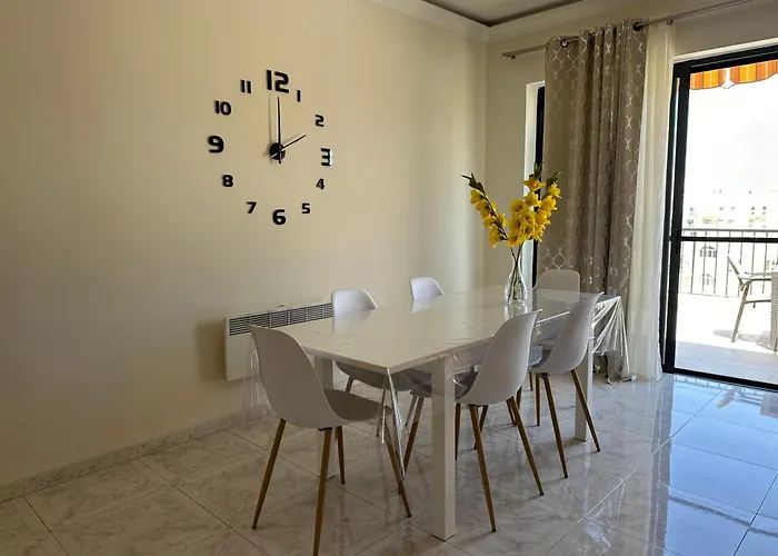 Spacious Airy Penthouse Near Bugibba Square Apartamento St Paul's Bay